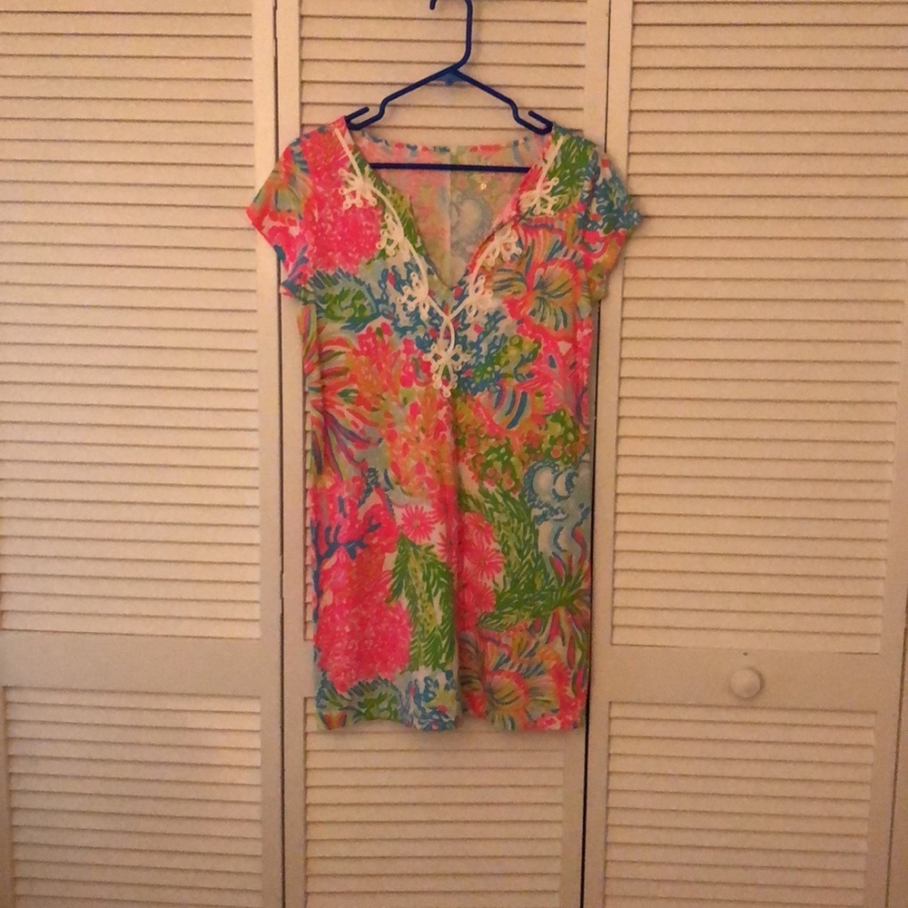 Classic Lilly.Sz M. 100% cotton, 32” long. Dress or cover up.